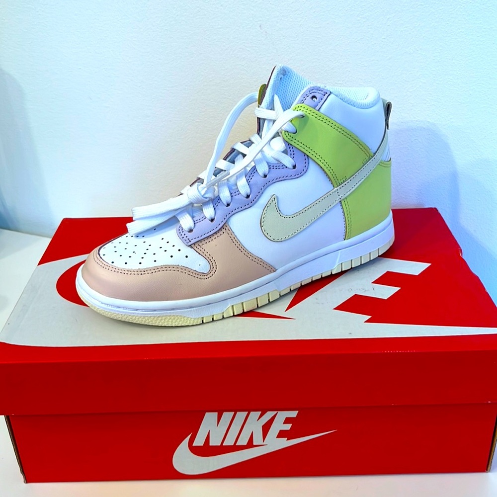 Size 6 Nike Dunk High Top sneakers